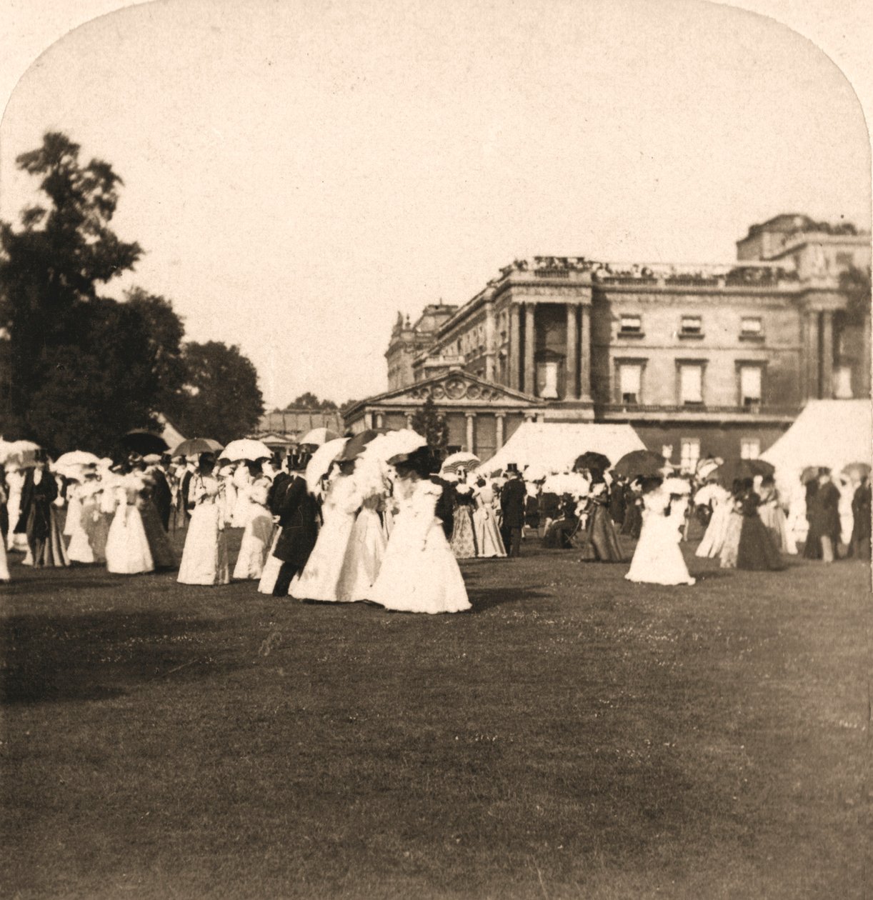 Garden Party, Pałac Buckingham, Londyn, Anglia, 1900. autorstwa Works and Sun Sculpture Studios