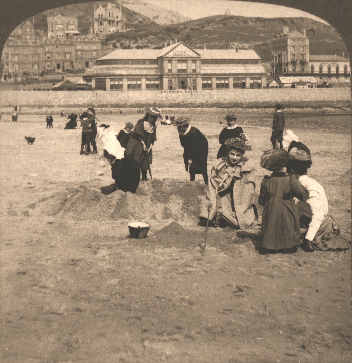 Na plaży w Llandudno, Walia, 1894. autorstwa Works and Sun Sculpture Studios