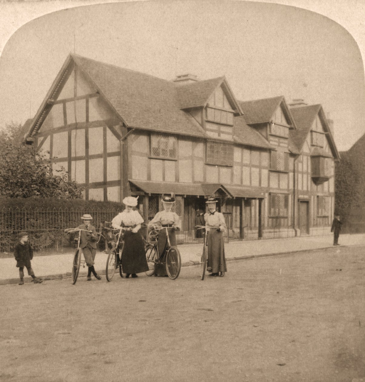 Miejsce urodzenia Szekspira, Stratford on Avon, Anglia, 1896. autorstwa Works and Sun Sculpture Studios
