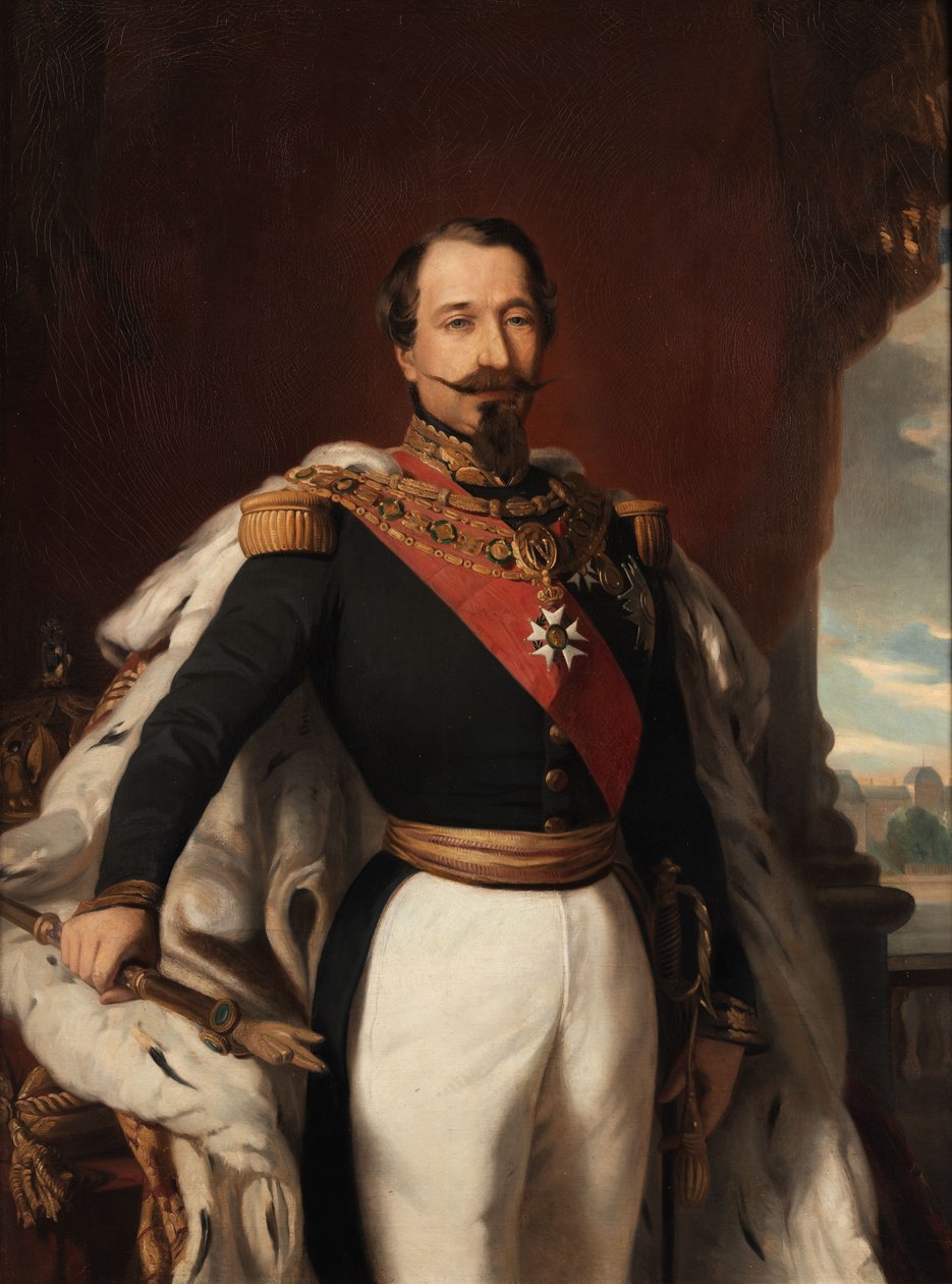 Napoleona III w mundurze z gronostajowym płaszczem przy stole z koroną i berłem, w tle Luwr autorstwa workshop of Franz Xaver Winterhalter