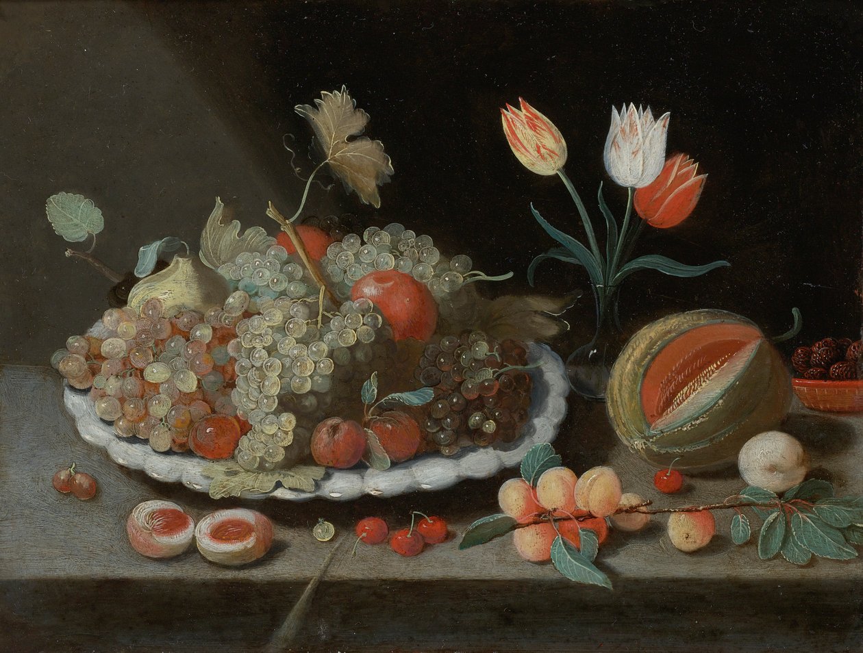 Martwa natura z winogronami i innymi owocami na półmisku, szklany wazon z tulipanami, melonem, morelami, wiśniami i innymi owocami, wszystko na półce autorstwa Workshop of Jan van Kessel the Elder