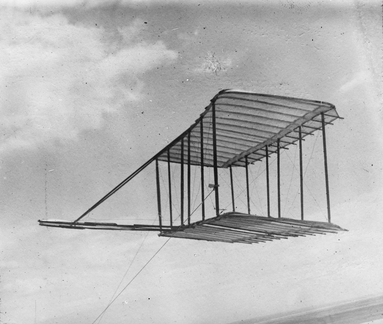 Widok szybowca lecącego jako latawiec, 1900 autorstwa Wright Brothers