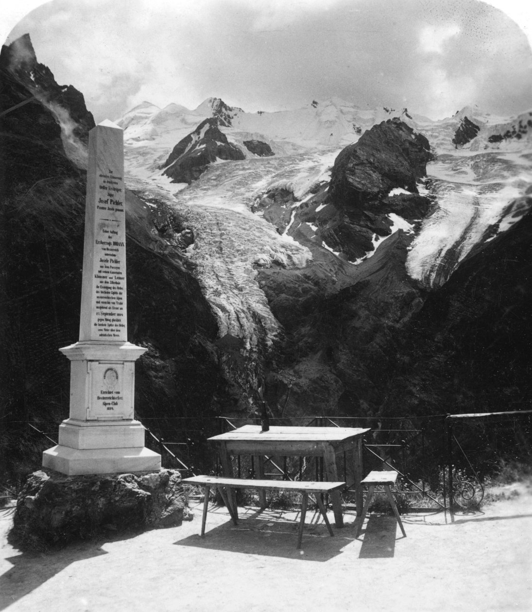 Pomnik przy Stilfserjoch Strasse, Weisse Knott, Tyrol, ok. 1900. autorstwa Wurthle and Sons