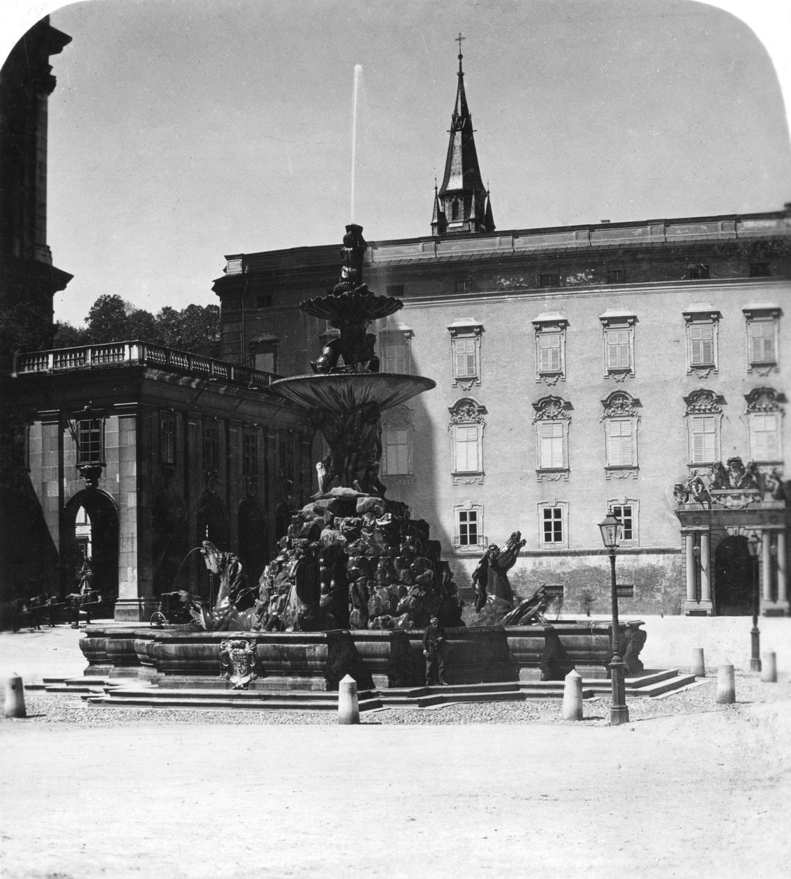 Fontanna dworska i rezydencja, Salzburg, Austria, ok. 1900. autorstwa Wurthle and Sons