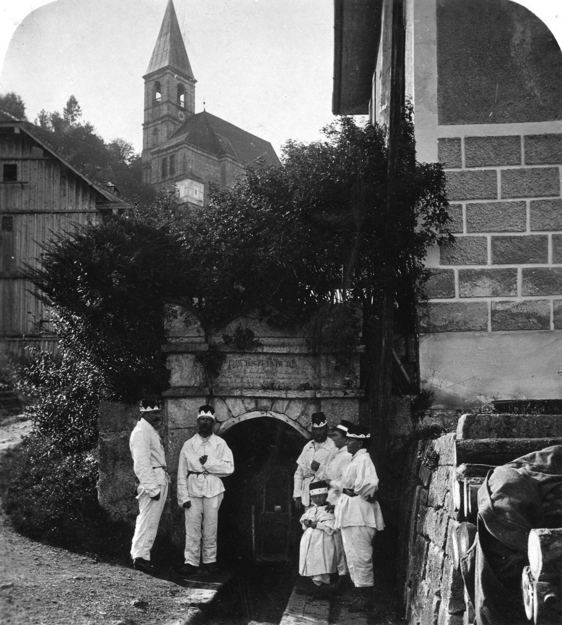 Wejście do kopalni, Salzburg, Austria, ok. 1900. autorstwa Wurthle and Sons