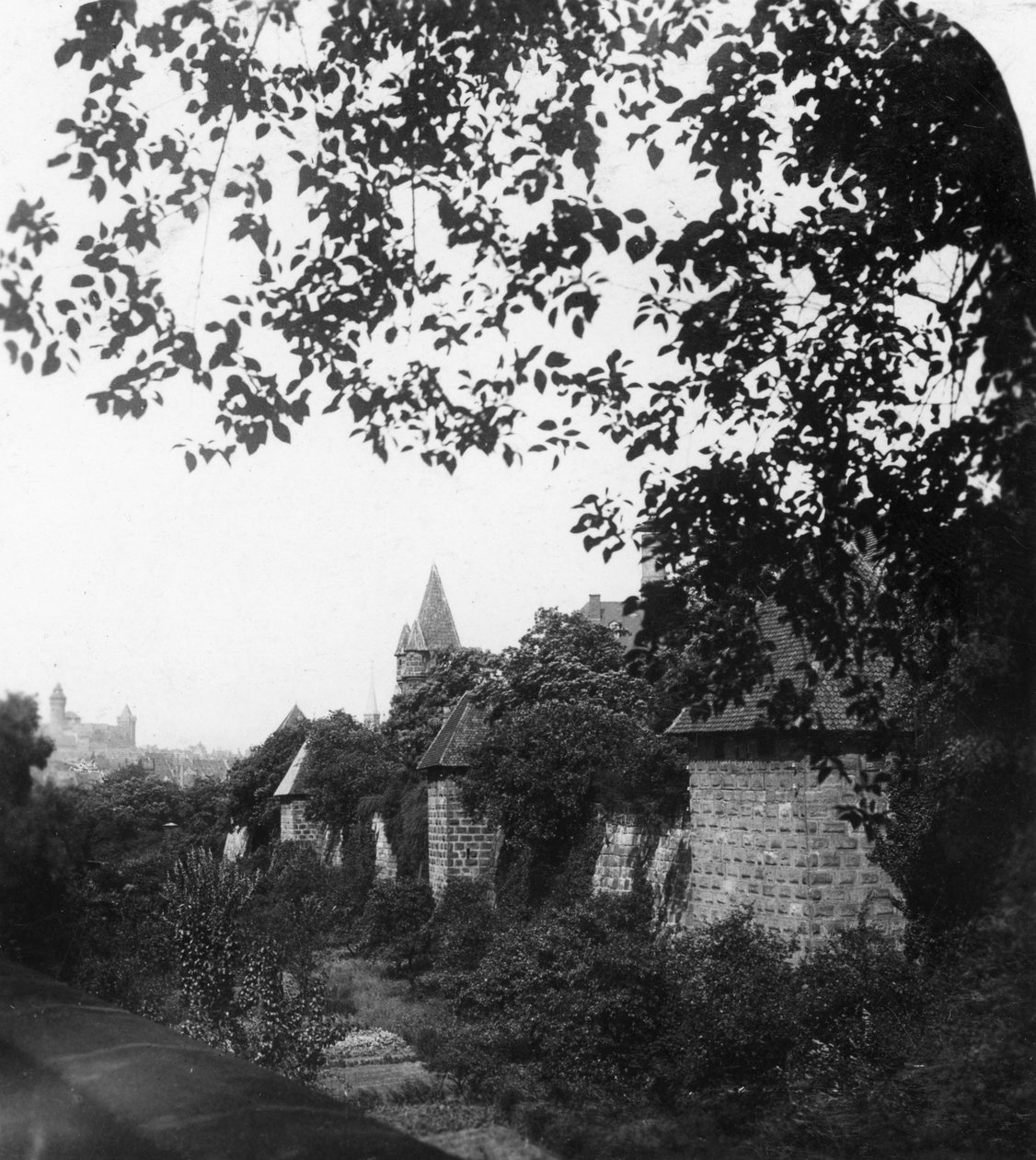 Stadtgraben, Bawaria, Niemcy, ok. 1900. autorstwa Wurthle and Sons