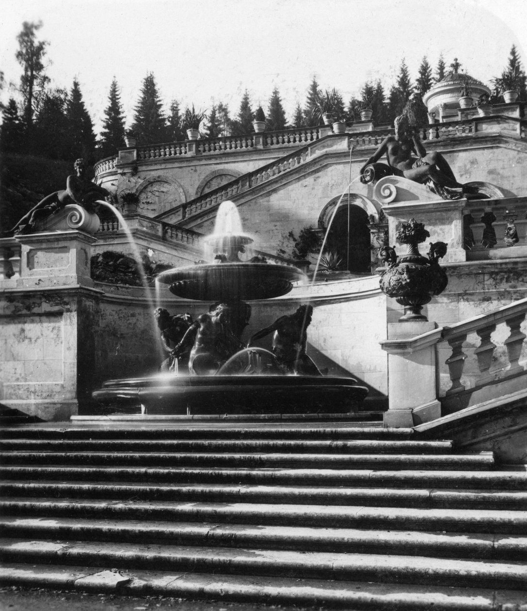 Fontanna w pałacu Linderhof, Bawaria, Niemcy, ok. 1900. autorstwa Wurthle and Sons
