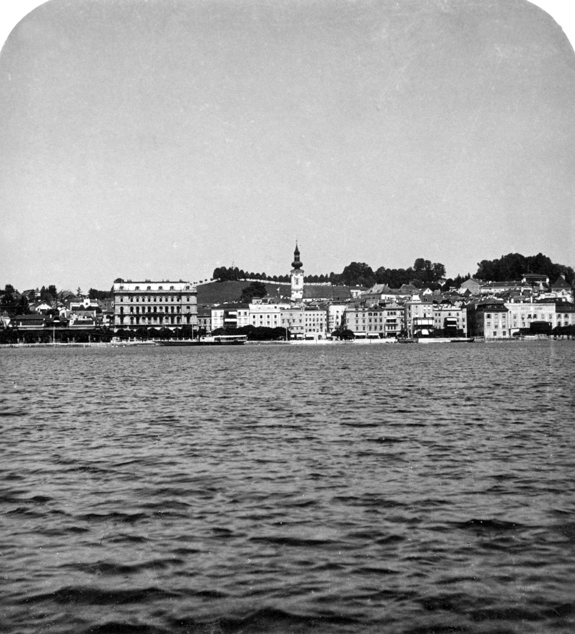 Nad jeziorem w Gmunden, Salzkammergut, Austria, ok. 1900. autorstwa Wurthle and Sons