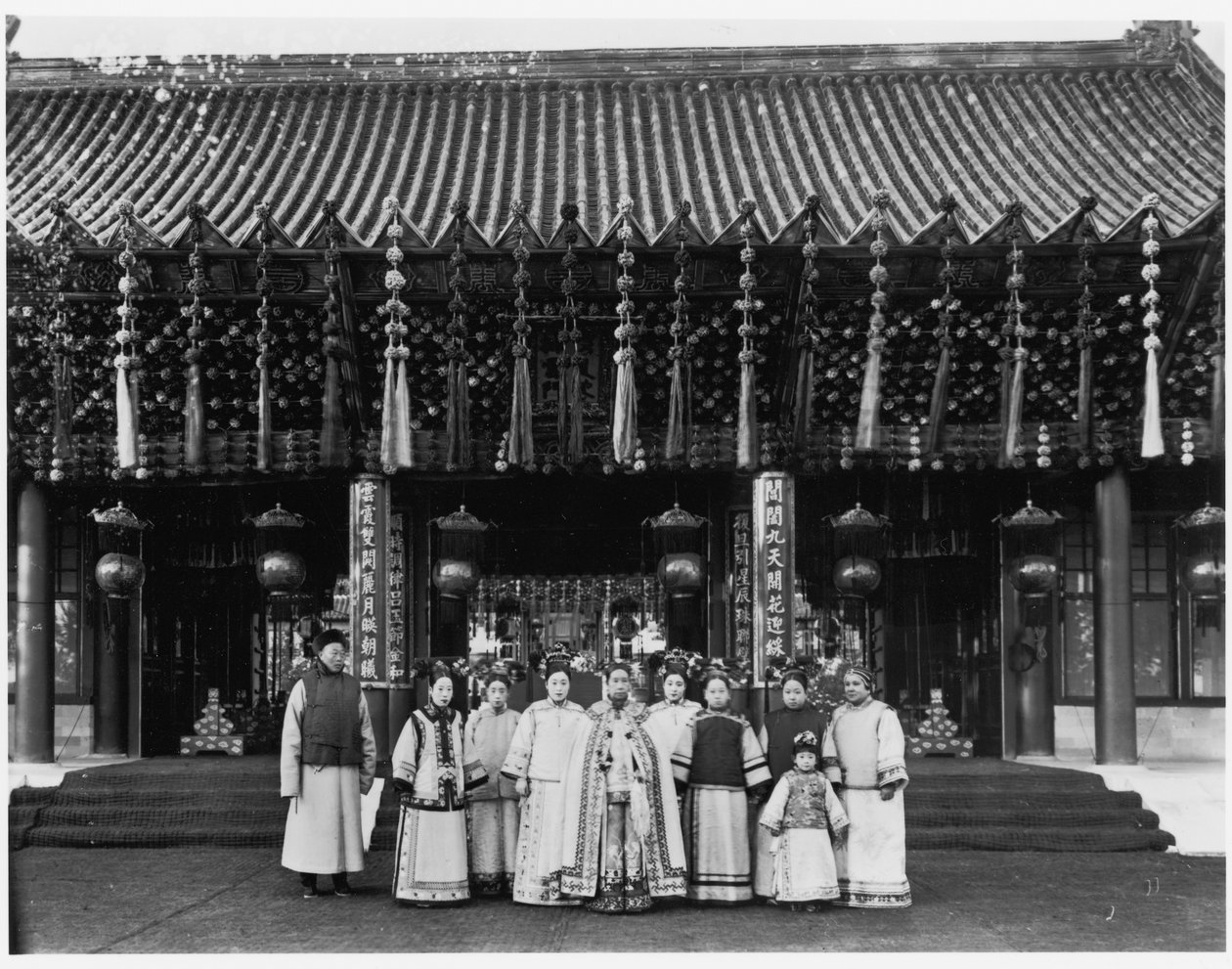 Cesarzowa wdowa Cixi z opiekunami przed Paiyunmen, Pałac Letni, Pekin, ok. 1905 (m.b. zdjęcie) autorstwa Xun Ling