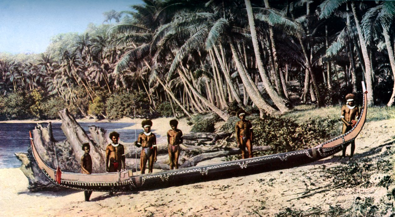 Miejscowy kajak na plaży ocienionej palmami, Wyspy Salomona, c1923 autorstwa York and Son