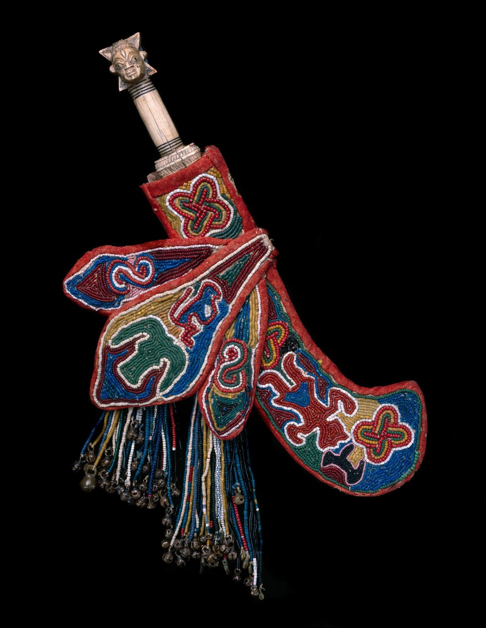 Nóż ceremonialny z pochwą (udamalore), Królestwo Owa, Nigeria, koniec XIX w. - początek XX w. (kość słoniowa, żelazo, paciorki szklane, mosiężne dzwonki, płótno bawełniane, drewno i trzcina) autorstwa Yoruba Culture Yoruba Culture