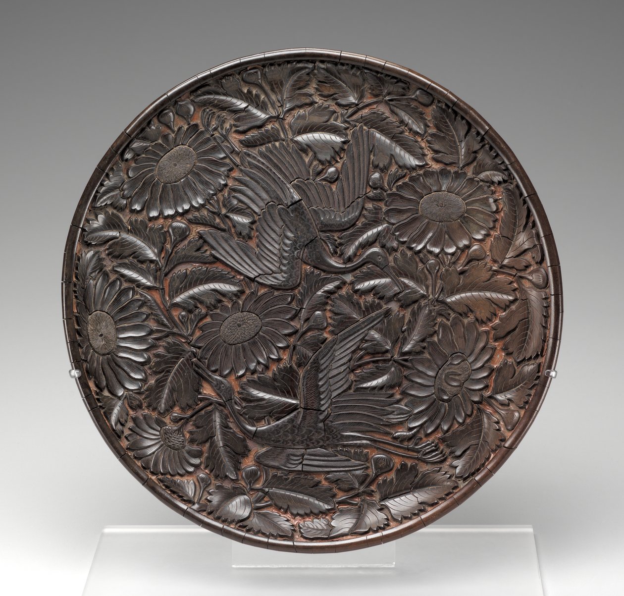 Taca z wzorem żurawi i kryzantem (lakier na drewnie i tkaninie) autorstwa Yuan Dynasty Chinese School