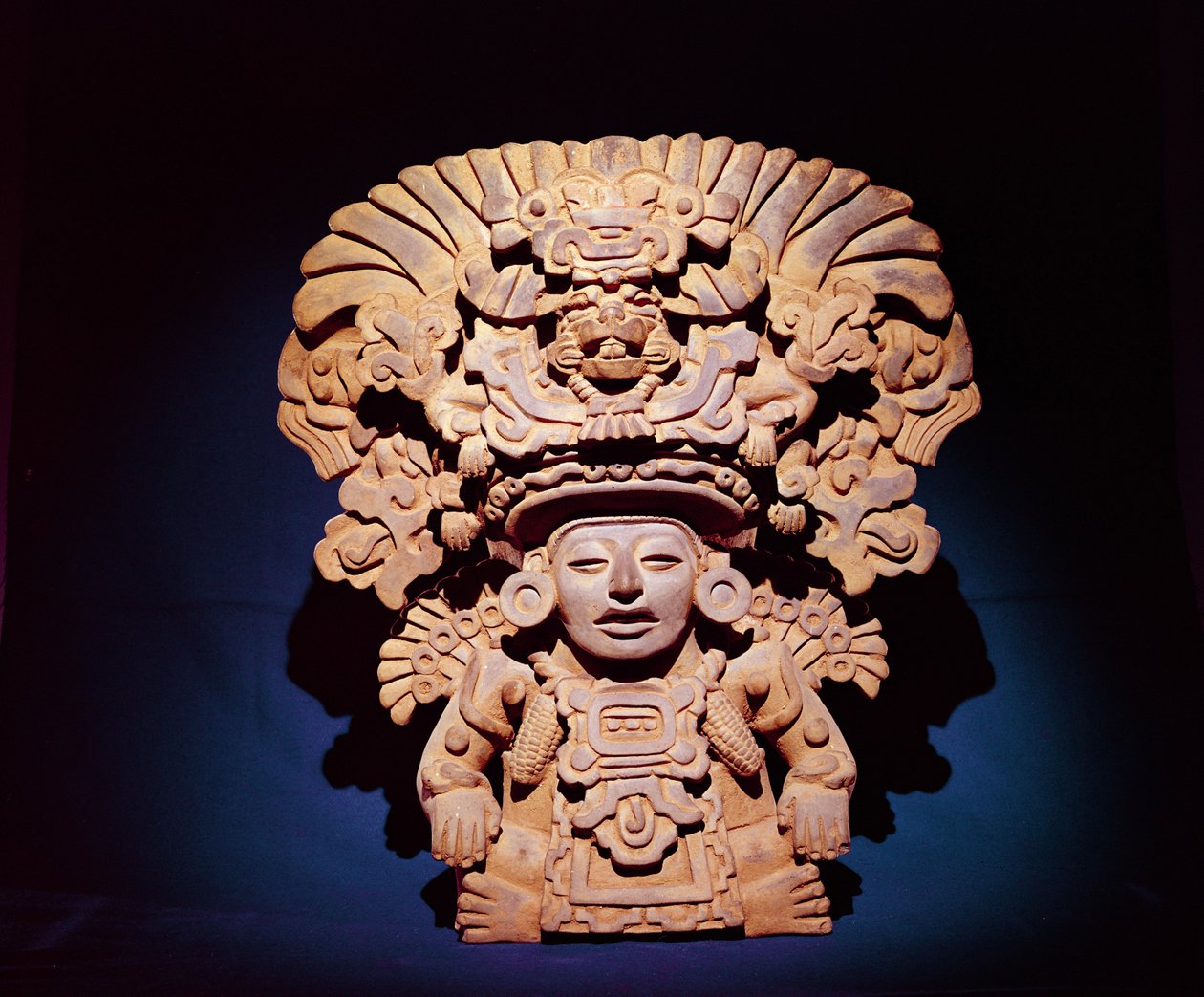 Urna przedstawiająca boga kukurydzy, styl Monte Alban III (ceramika) autorstwa Zapotec