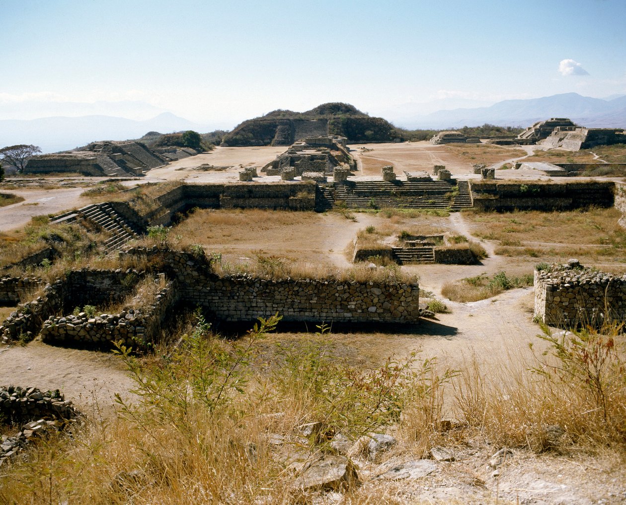 Widok na platformę północną (500 BC-850 AD) autorstwa Zapotec Zapotec