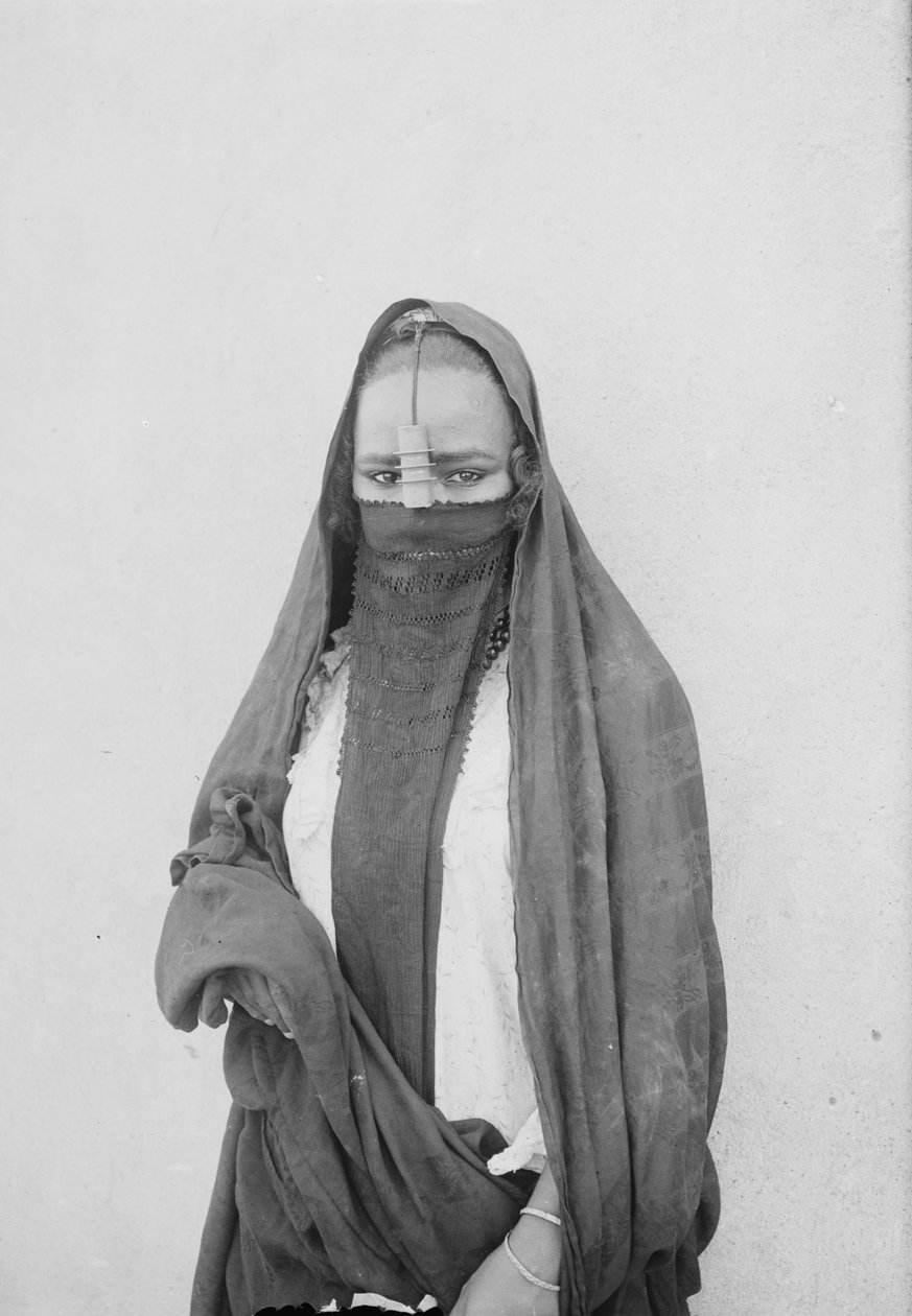 Kobieta w welonie, Kair, ok. 1910 (zdjęcie czarno-białe) autorstwa . .