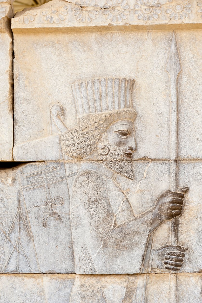Starożytny relief Achaemenid; Perski z lancą; żołnierz Immortal Guard na Apadana Palace; archeologiczne miejsce; starożytne perskie miasto Persepolis; UNESCO World Heritage Site; Fars Province; Iran; Azja autorstwa Frederick (attr. to) Barnard