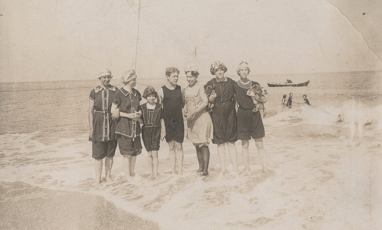 Impreza kąpielowa, Houlgate, wrzesień 1911 (zdjęcie czarno-białe) autorstwa Hippolyte Lalaise Devéria