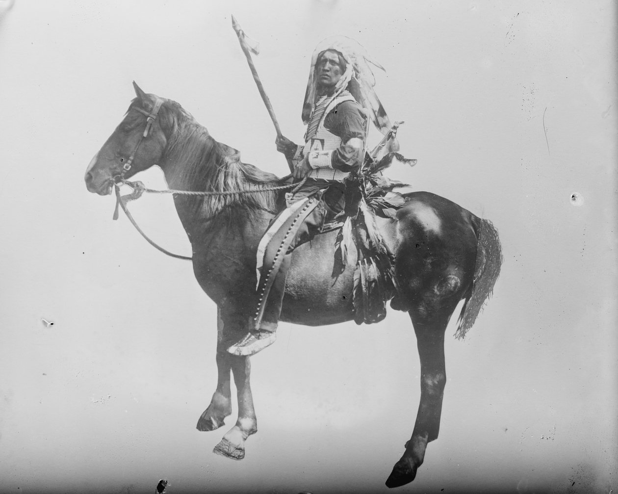 Chief Deep Sky-Indian na koniu, ok. 1900 (zdjęcie czarno-białe) autorstwa . .
