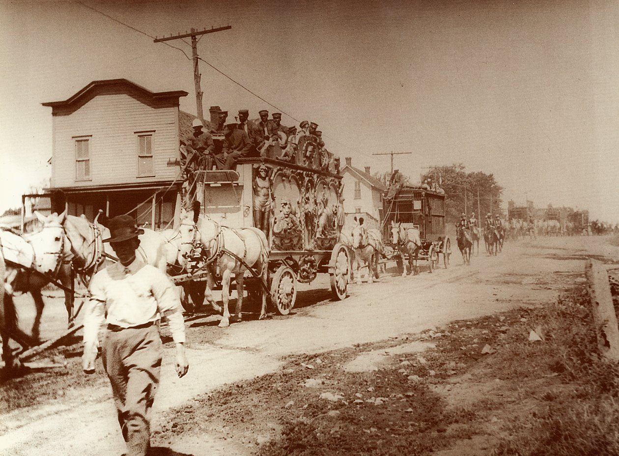 Cyrk przybywa do miasta, ok. 1905 (zdjęcie) autorstwa . .