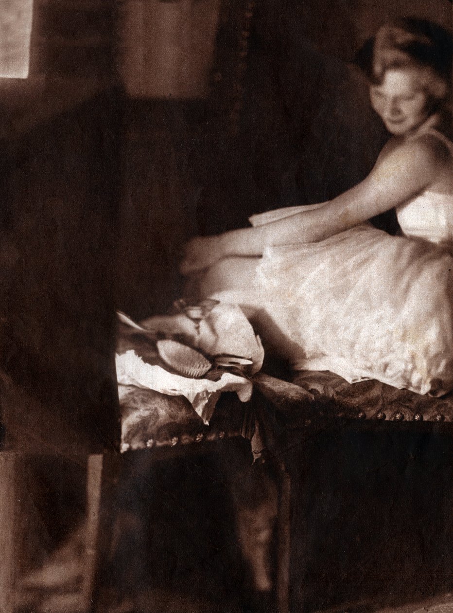 Klasyczna tancerka ubiera się w swojej loży. 1929 (druk) autorstwa . .