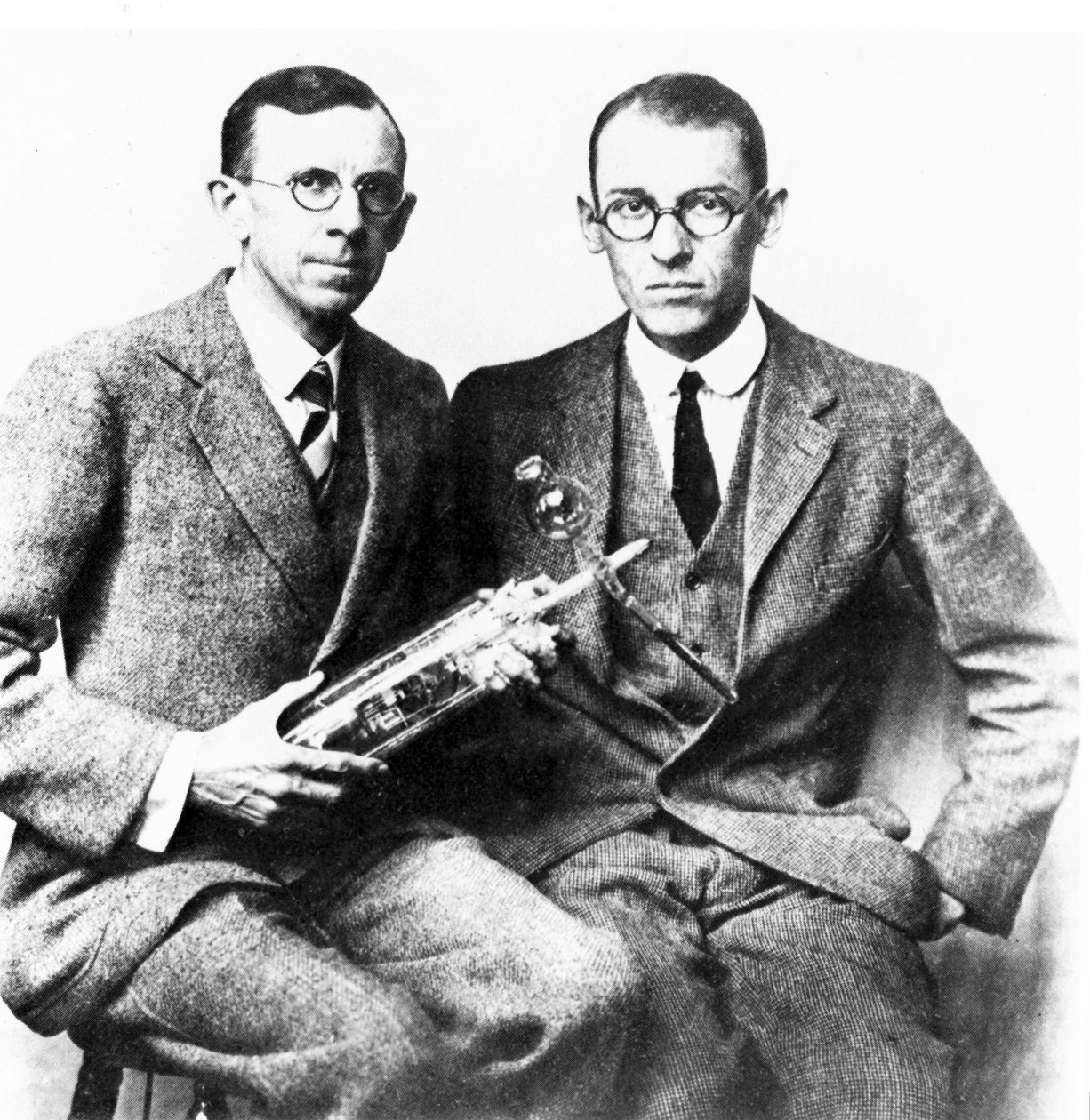 Clinton J Davisson i Lester H Germer, amerykańscy fizycy, ok. 1927 r. autorstwa Frederick (attr. to) Barnard