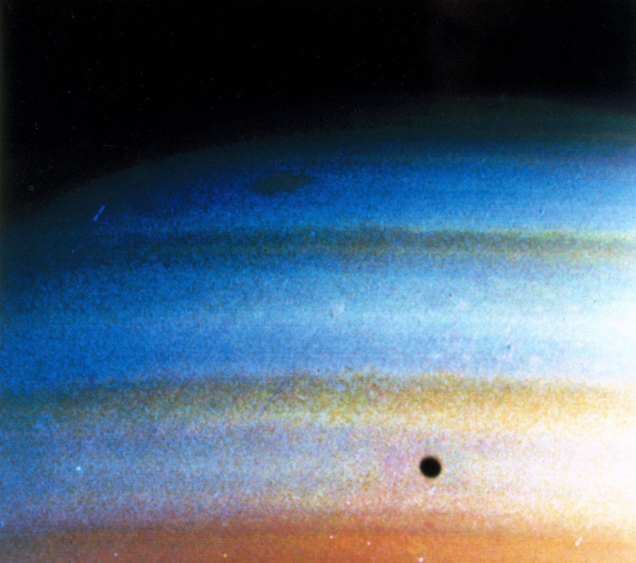 Wzory chmur na Saturnie, sfotografowane przez Voyager 1 autorstwa Frederick (attr. to) Barnard
