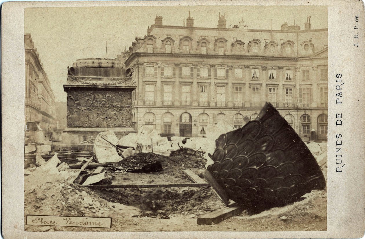 Komuna Paryska (1871): ruiny na Placu Vendome w Paryżu. Fotografia 1871. wym.16,5x10,8 cm autorstwa Frederick (attr. to) Barnard