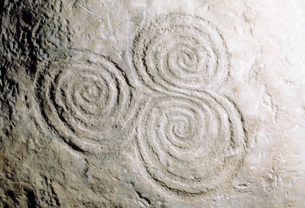 Szczegół krzywoliniowych rytów naskalnych w grobowcu z epoki kamienia w Newgrange (lista światowego dziedzictwa UNESCO) autorstwa Georg Carl Heinrich Dollmann
