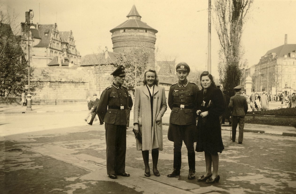 II wojna światowa (1939-1945): dwóch niemieckich żołnierzy pozuje ze swoim partnerem lub żoną w mieście Tours we Francji autorstwa Frederick (attr. to) Barnard