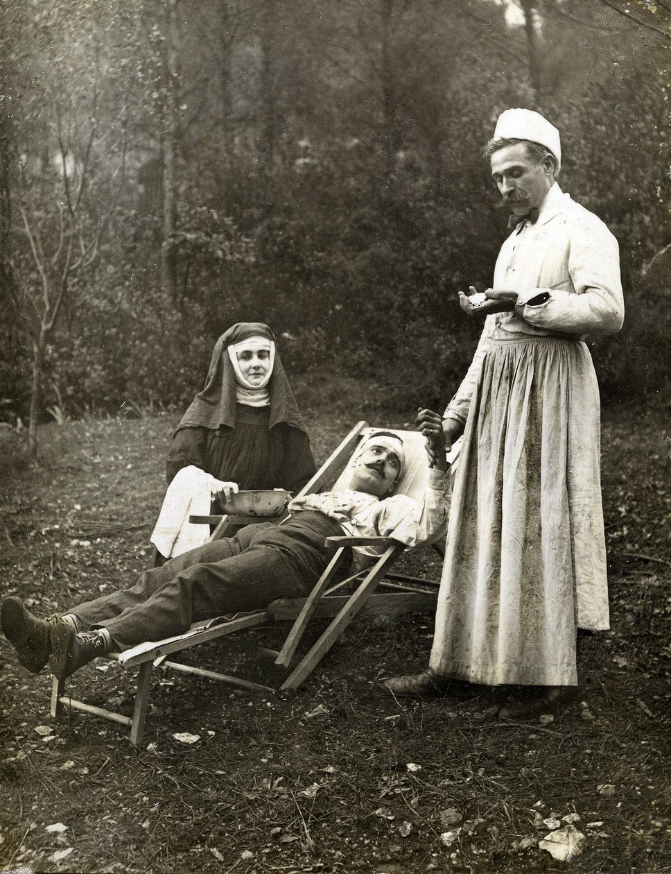 Lekarz badający puls rannemu mężczyźnie w asyście pielęgniarki zakonnej, ok. 1900 r. (zdjęcie czarno-białe) autorstwa . .