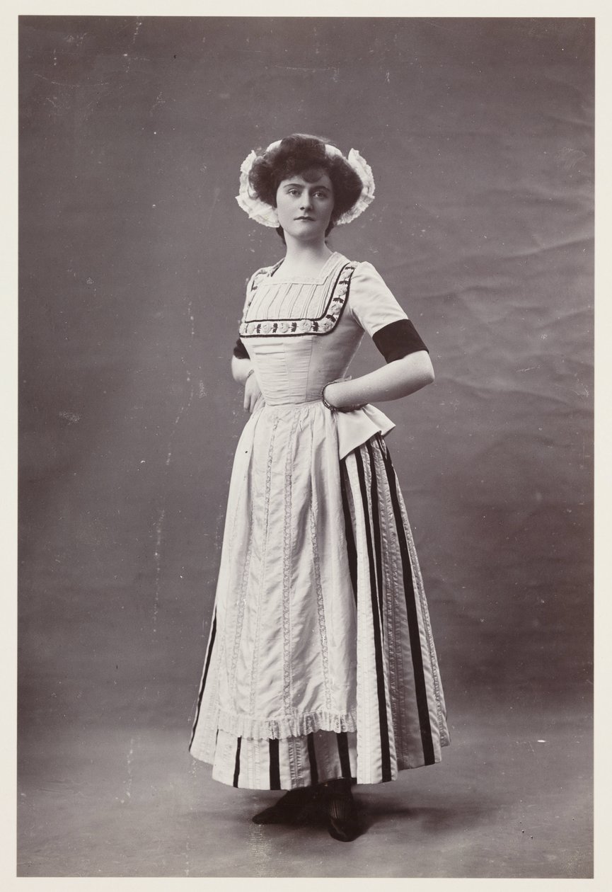 Portret edwardiański, kobieta w sukni z XVIII wieku autorstwa John Pardon