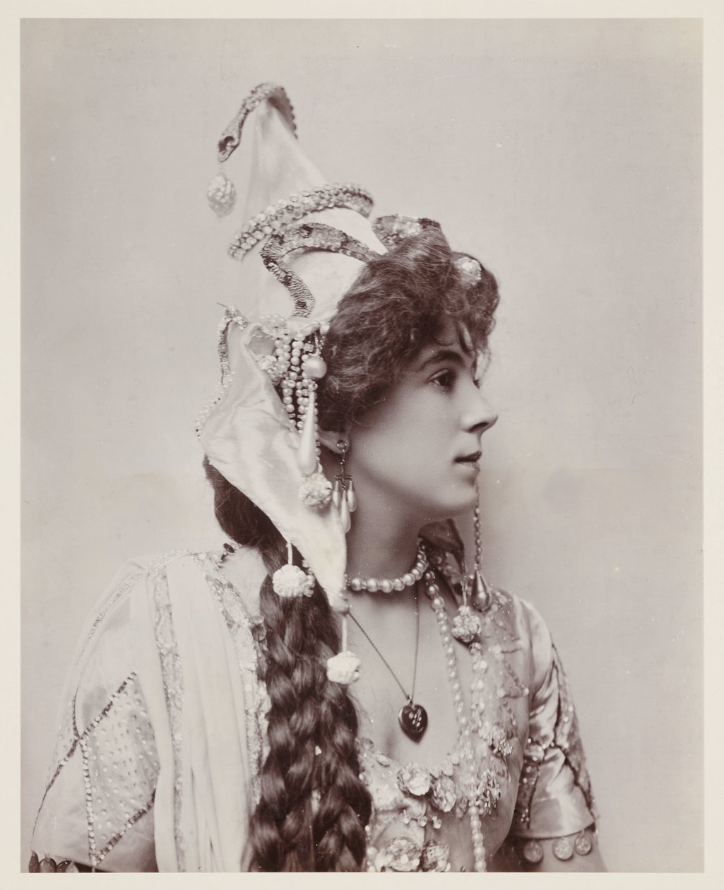 Portret edwardiański, kobieta w egzotycznym stroju autorstwa John Pardon