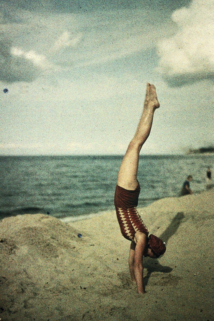 Ewa wykonuje stanie na rękach, ok. 1920 r. autorstwa Frederick (attr. to) Barnard