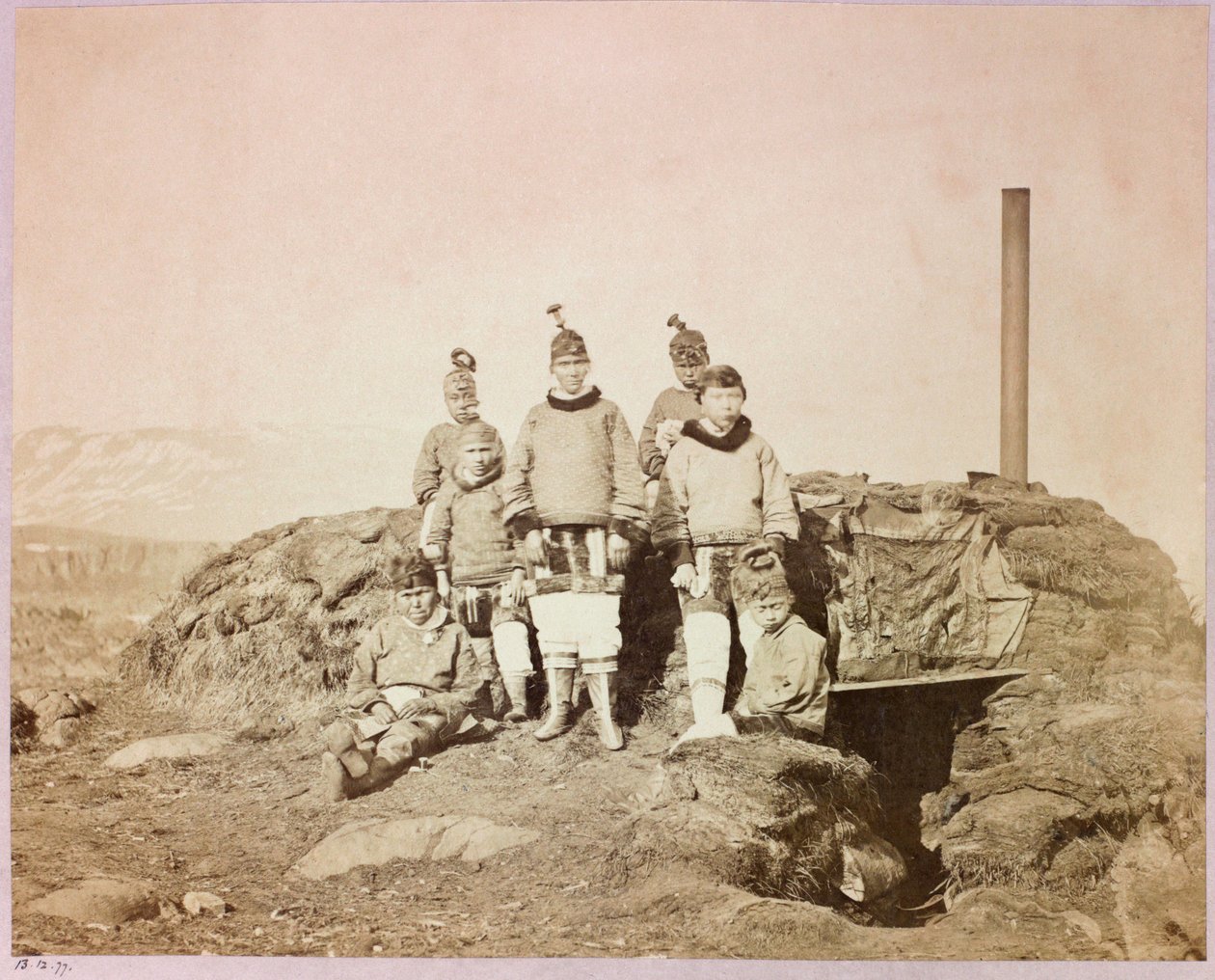 Expedition en Arctique (1875-1876) du capitaine George Nares (1831-1915) : Grupa rdzennych kobiet na dyskotece autorstwa Frederick (attr. to) Barnard