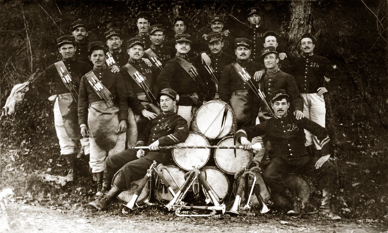 Fanfara 122. francuskiego pułku piechoty podczas I wojny światowej w latach 14-18 (zdjęcie czarno-białe) autorstwa . .