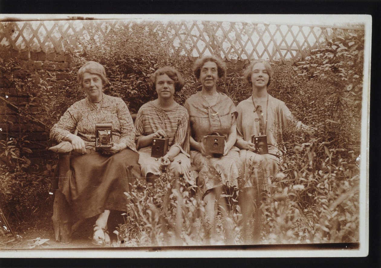 Cztery kobiety z aparatami firmy Kodak, w tym aparatami Brownie, ok. 1900 autorstwa Frederick (attr. to) Barnard