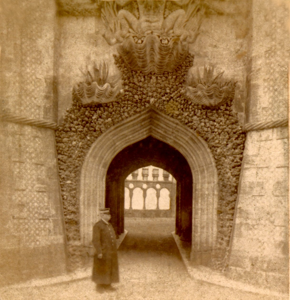 Straż przed wejściem do Pałacu Pena (Palacio da Pena), Sintra, Lizbona, Portugalia c.1888 (zdjęcie) autorstwa Frederick (attr. to) Barnard