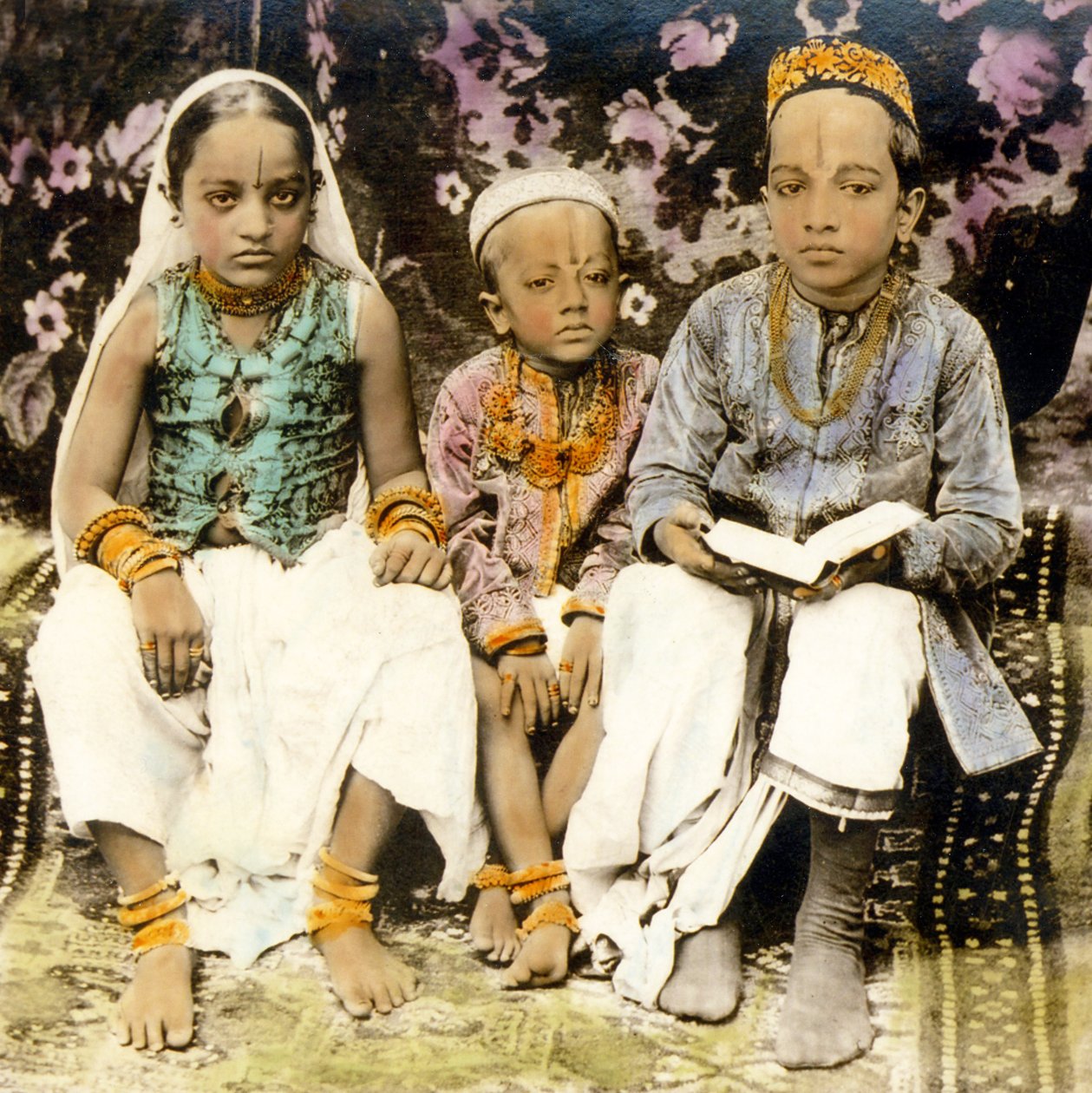 Hinduskie dzieci z wysokiej kasty, Bombaj, Indie 1922 (zdjęcie) autorstwa Frederick (attr. to) Barnard