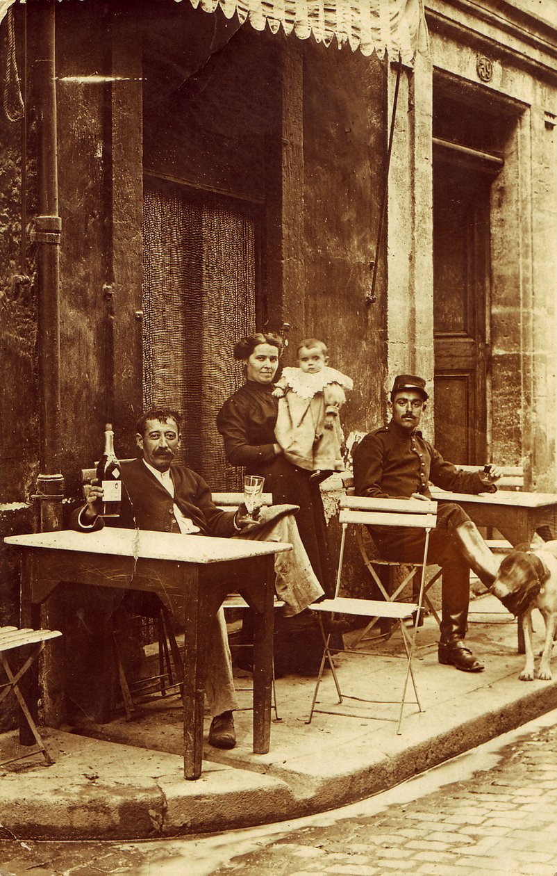 Mężczyzna trzymający butelkę absyntu, około 1900, na tarasie kawiarni autorstwa Frederick (attr. to) Barnard
