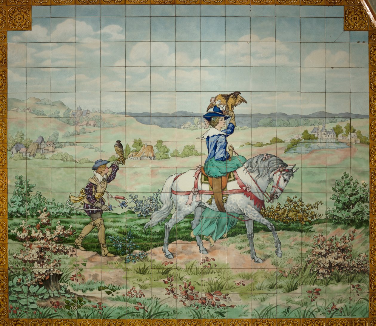 Widok wnętrza, kafelek, malarz Furcy Ernest Tondeur, egzekutor Boch Frères La Louvière, drugi panel, scena polowania ze szlachcicem i szlachcianką z sokołami autorstwa . .