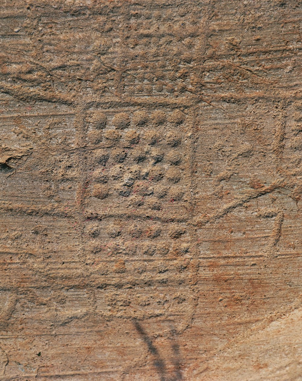 Włochy, region Lombardia, Valcamonica, Capo di Ponte, prowincja Brescia, Park Archeologiczny Seradina-Bedolina, prehistoryczny ryt naskalny kamuński, Skała 1, kompozycja topograficzna znana jako „Mapa Bedoliny” autorstwa Isabel Redie
