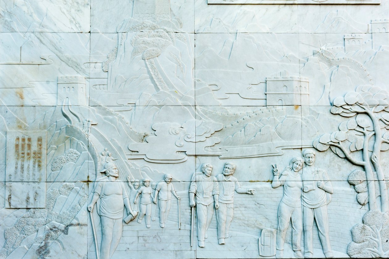Marmurowa płaskorzeźba przedstawiająca ludzi; Wielki Mur; sekcja Jinshanling; Chińska Republika Ludowa autorstwa Frederick (attr. to) Barnard