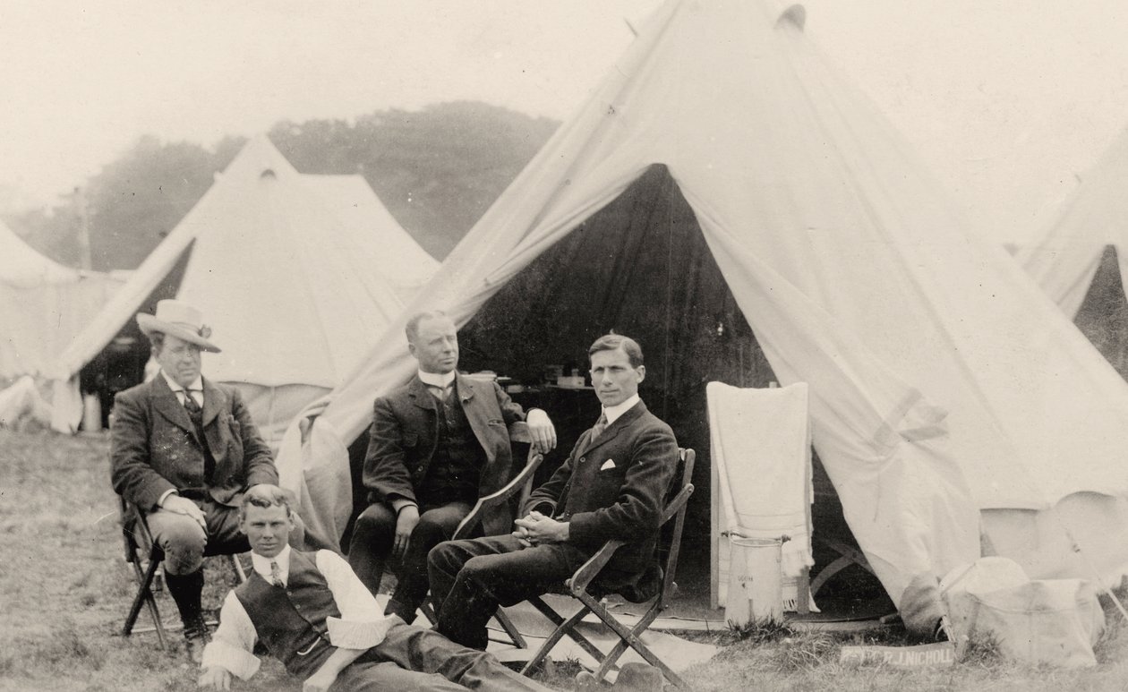 Mężczyźni odpoczywający pod namiotem ok. 1908 r. (zdjęcie) autorstwa . .