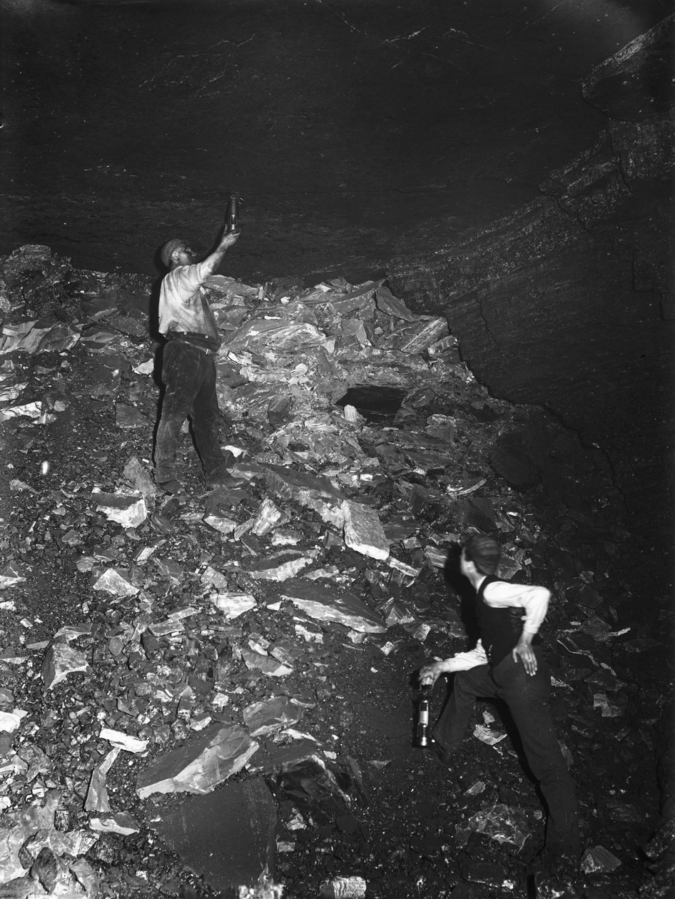 Górnictwo, badanie węgla pod kątem gazu w szybie kopalnianym, Ramrod Hall Pit, Staffordshire, ok. 1890 r. autorstwa Frederick (attr. to) Barnard