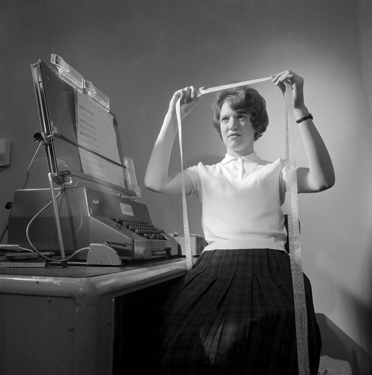 Komputer model 803: kobieta inżynier pracująca nad rektyfikacją taśmy autorstwa Frederick (attr. to) Barnard