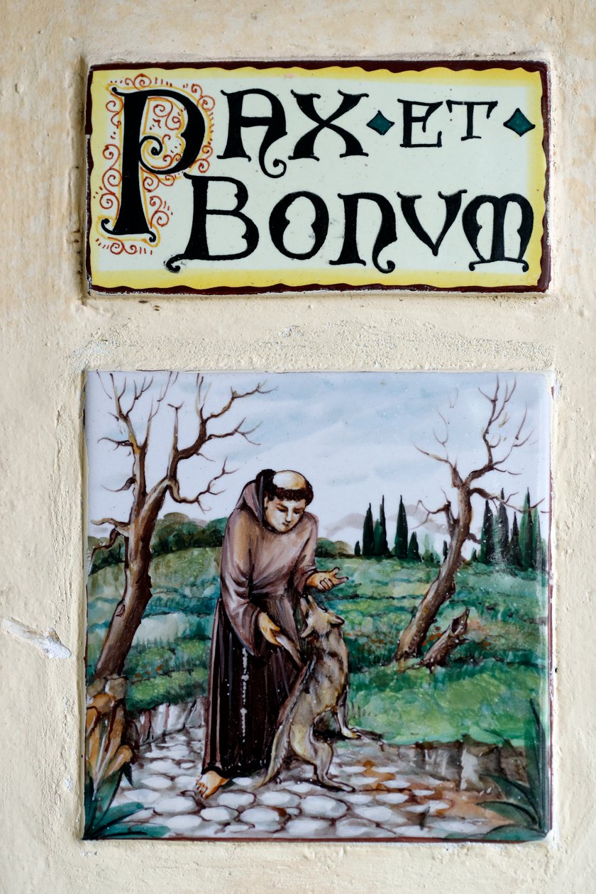 Pax et Bonum: łacińskie motto i pozdrowienie rozpowszechnione wśród franciszkanów iw katolicyzmie. Monterosso al Mare. Włochy. autorstwa . .