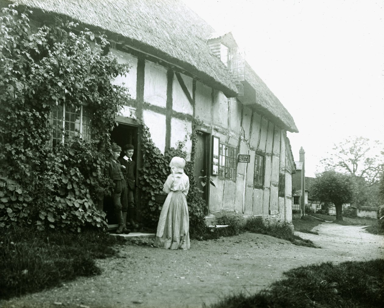 „Ludzie na progu domku” (Ludzie w drzwiach domku) autorstwa Frederick (attr. to) Barnard