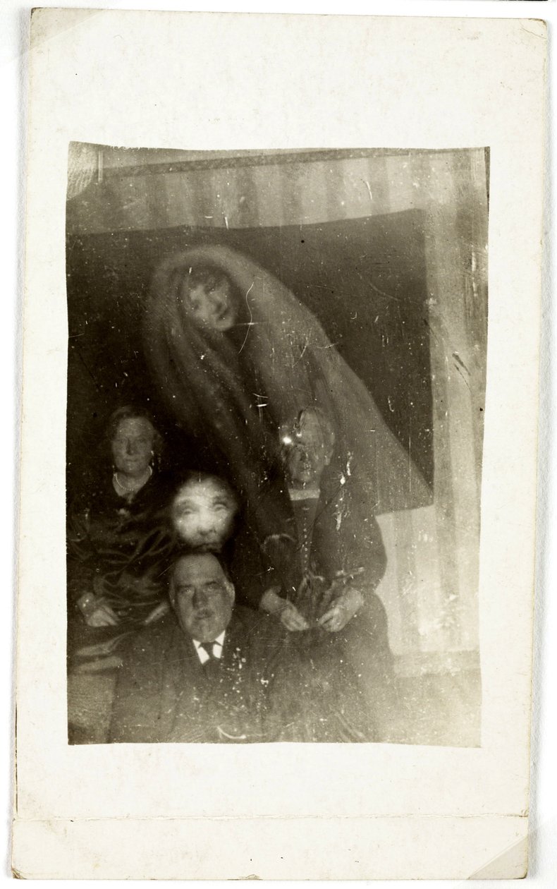 Zjawisko paranormalne: portret trzech starych ludzi, za nimi pojawia się duch kobiety, ok. 1920 r. Fot. William Hope (1863-1933) autorstwa Frederick (attr. to) Barnard