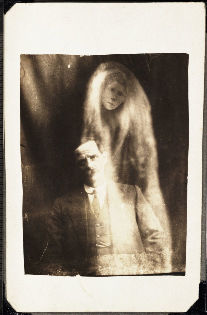 Zjawisko paranormalne: portret mężczyzny i ukazujący się za nim duch jego żony, ok. 1920 r. Fot. William Hope (1863-1933) autorstwa Frederick (attr. to) Barnard