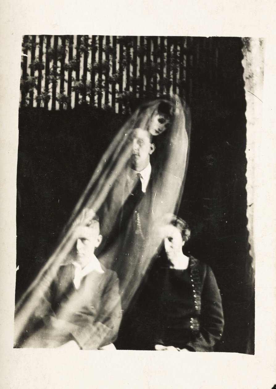 Zjawisko paranormalne: portret kobiety i dwóch mężczyzn, a za nimi duch kobiety, ok. 1920 r. Fot. William Hope (1863-1933) autorstwa Frederick (attr. to) Barnard
